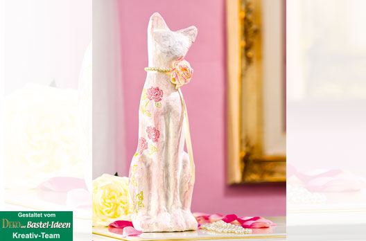 Pappmach&eacute;-Katze mit schablonierten Motiven