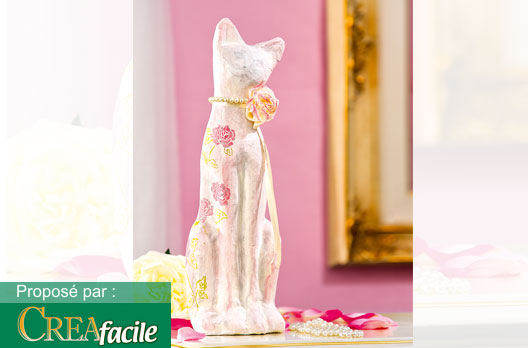 Chat en papier m&acirc;ch&eacute; aux motifs peints au pochoir