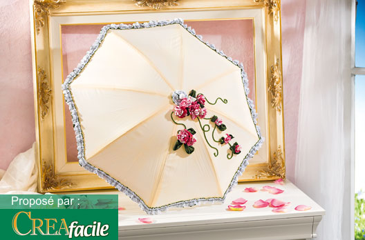 Parapluie d&eacute;coratif et roses en tissu