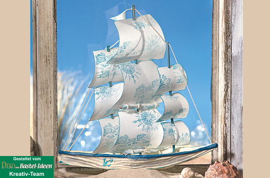 Segelschiff aus Pappmaché-Schale und Lampenfolie