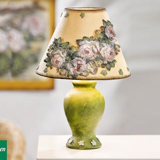 Lampe mit Motiv-Strohseide im Landhaus-Stil