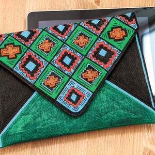 Tablet-Tasche mit grafischen Mustern