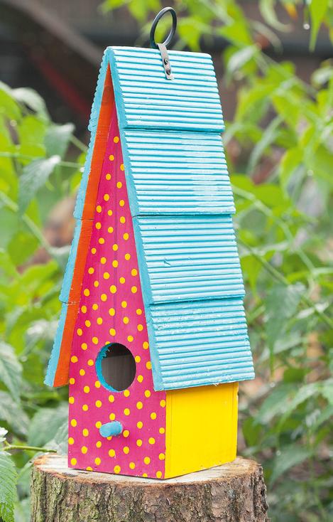 Anleitung für ein kunterbunt bemaltes Vogelhaus VBS Hobby