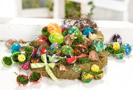Anleitung: Moos-Osternest mit marmorierten Eiern