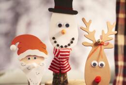Weihnachtliche Baumstammfiguren