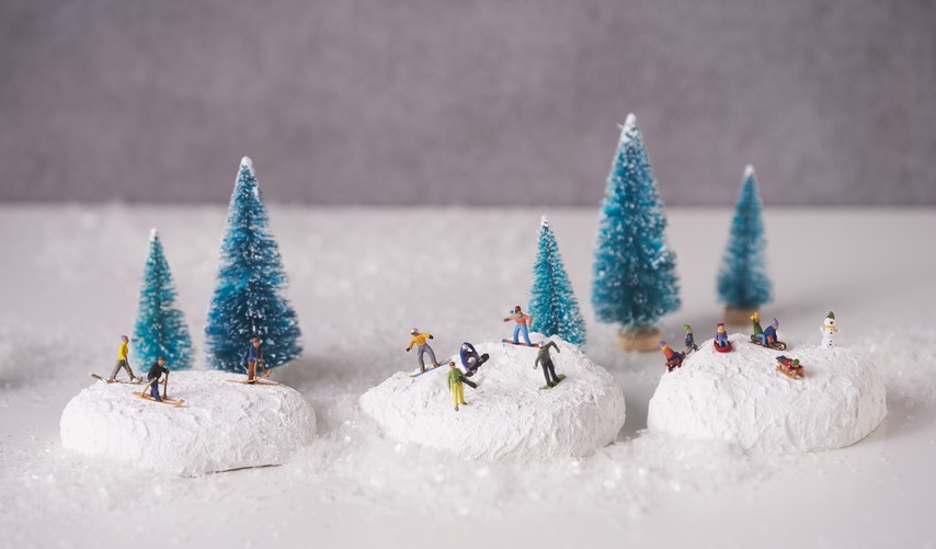 Steine mit Skifahrern, Snowboardfahrern und Schlittenfahrer: steine skifahrer