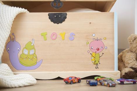 Truhe für Spielzeuge mit bunten Motiven gestalten