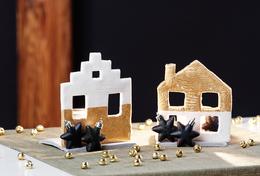 Modellierte Häuserfront mit Teelicht