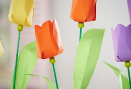Tulpen als Papierblumen im Topf