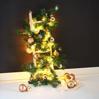 Weihnachtlich dekorierte Leiter