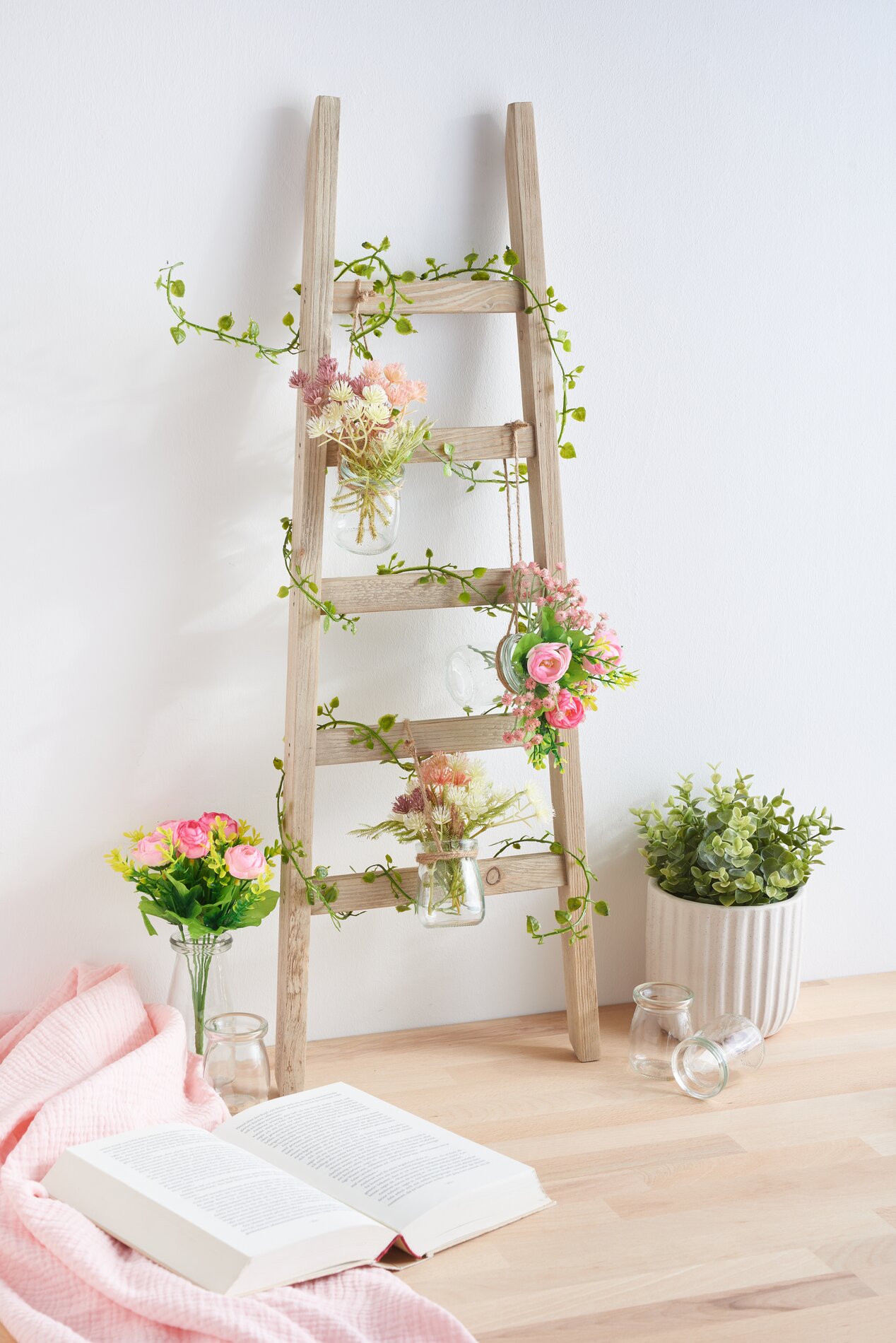 Leiter dekoriert mit Blumenvasen 