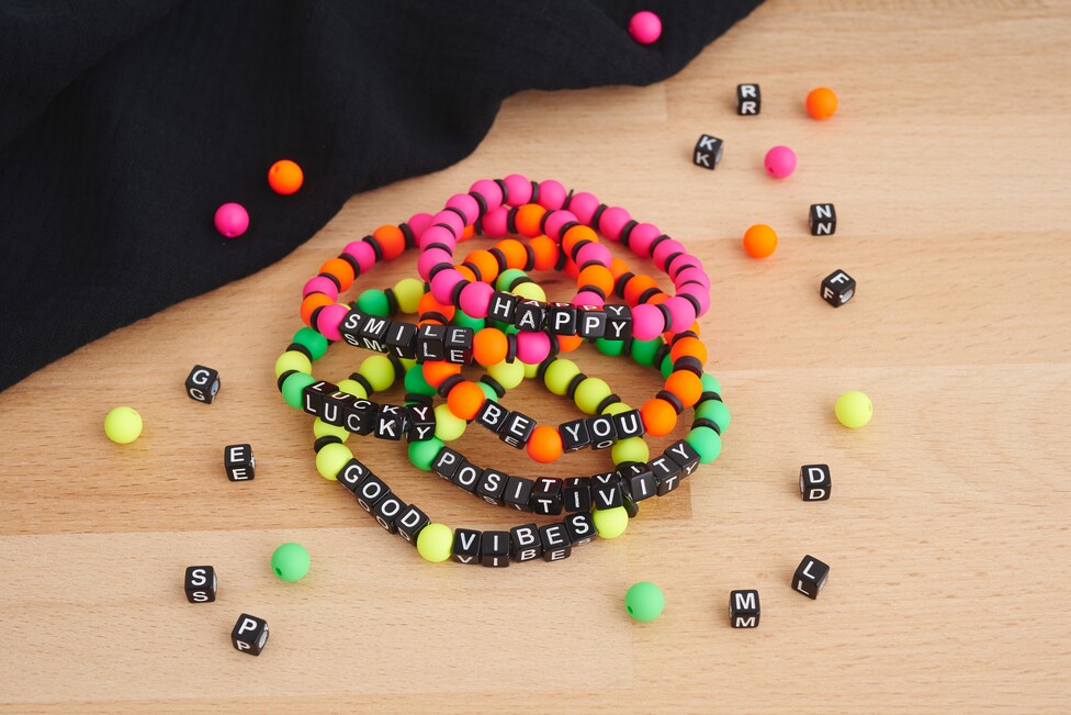 Neon-Armbänder mit Botschaften