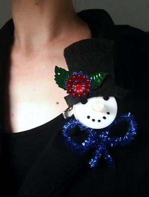 Schneemann Brosche basteln aus LED Teelicht Anleitung Schneemann aus LED Teelicht basteln mit leuchtender Nase
