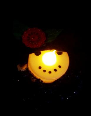Schneemann Brosch aus LED Teelicht mit Anleitung Schneemann aus LED Teelicht und leuchtender Nase basteln