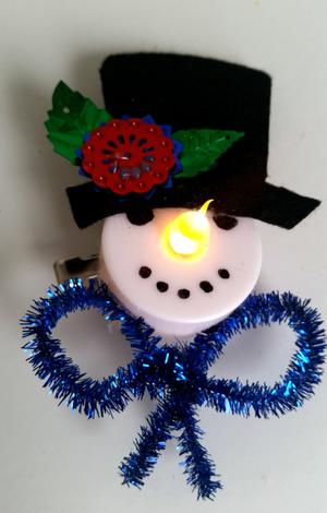 Schneemann Brosche selber machen aus LED Teelicht Schneemann aus LED Teelicht als Brosche oder Anhänger