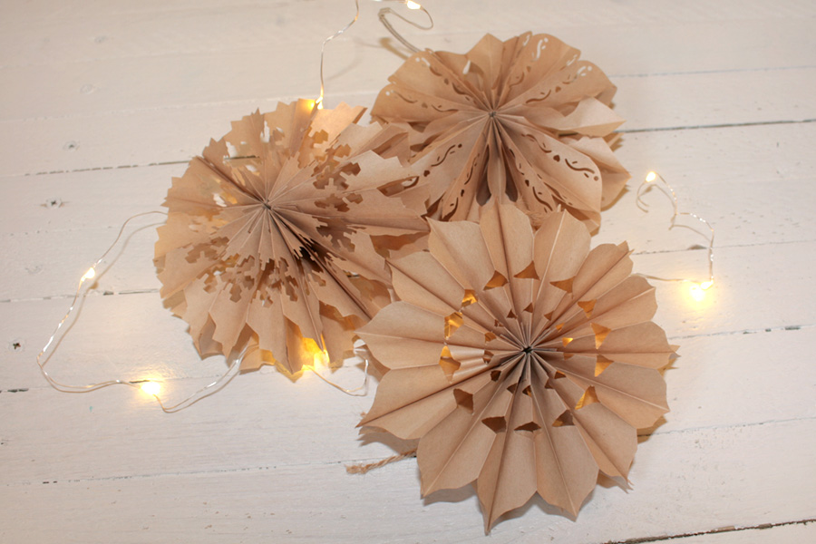 Dekoration für die Weihnachtszeit Sterne aus Papiertüten basteln VBS Hobby