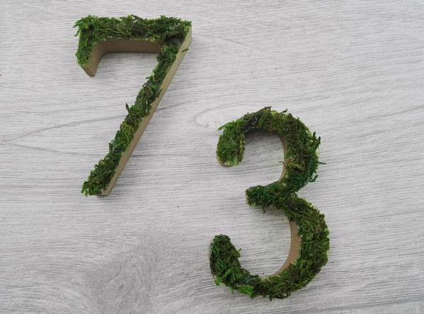 Make your own spring door wreath - house number with moss