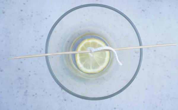 Citronellakerze: Docht mit Zitronenscheibe Zitronenscheibe dem Docht hinzufügen
