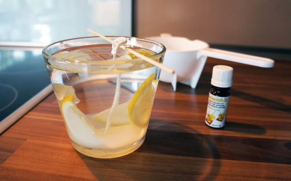 Citronellakerze: Kerzenglas füllen Citronellakerze für die Gartendekoration