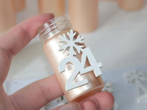 Mini-Adventskalender 2017: Kalender fertig stellen Die Nummern und Dekoteile befestigen und der Adventskalender ist fertig