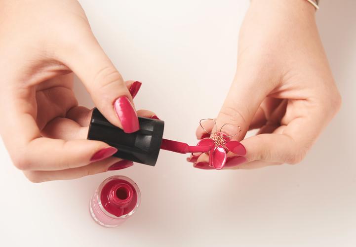 Nagellack-Ring: Edding Nagellack auftragen Edding Nagellack auftragen mit Hilfe der Oberflächenspannung