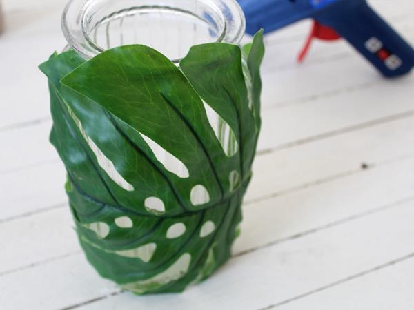 Sommerparty Vase: Vase bekleben Monsterablatt auf die Vase kleben