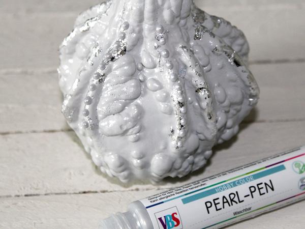Bemalte Kürbisse: Pearl-Pen Basteln im Herbst: Kürbisse verzieren mit einem Pearl-Pen