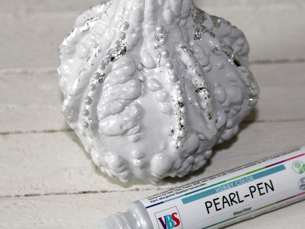 Bemalte Kürbisse: Pearl-Pen Basteln im Herbst: Kürbisse verzieren mit einem Pearl-Pen