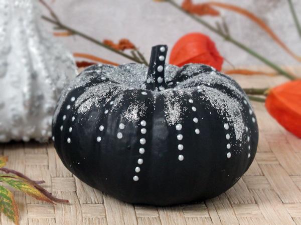 Bemalte Kürbisse: glitzer Schwarze Kürbisse zu Halloween mit glitzer