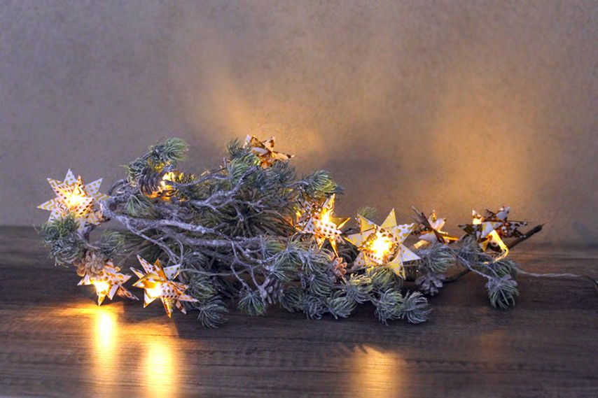 Weihnachtsdeko: Lichterkette mit Fröbelsternen 