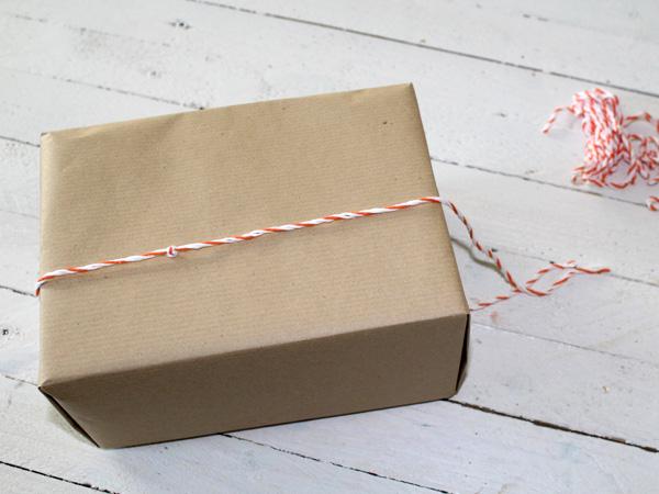 Geschenkverpackung_Geschenkpapier Geschenkverpackung für Weihnachten einfach selber basteln mit tollen Schneemannan-Anhängern
