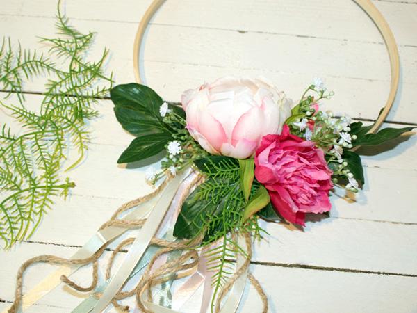 Anleitung: Blumenkranz mit Bändern - Blattgrün befestigen Blattgrün am Blumenkranz mit Bändern befestigen
