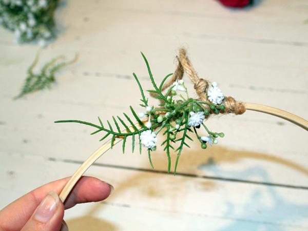 Anleitung: Blumenkranz mit Bändern - Schleierkraut befestigen Schleierkraut am Blumenkranz mit Bändern befestigen