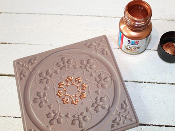Tiles casting and designing with metallic effect