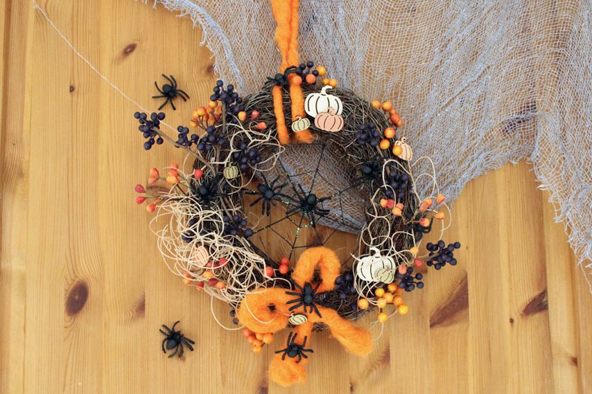 Halloween Deko: Halloweenkranz mit Spinnen und Beeren