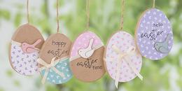 Pappmache Eier mit Papieren verziert