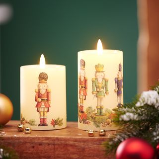 Weihnachtliche Kerzen mit Nussknacker-Design