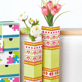 Holzelement als bunte Blumenvase