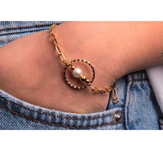 Metall Ring gedreht