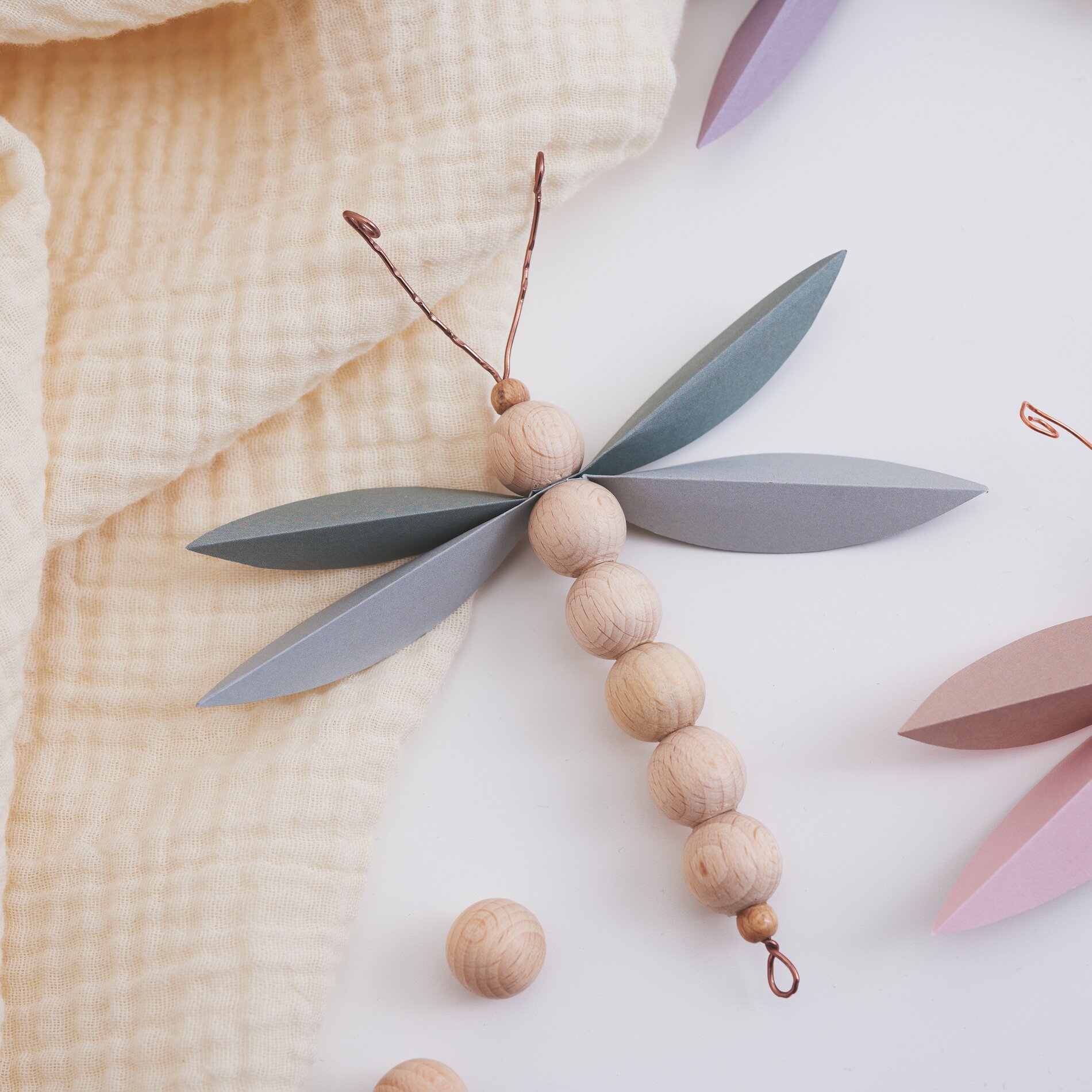 Libellen aus Holzkugeln