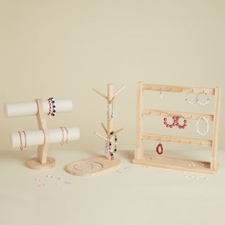 DIY Schmuck an praktischen Schmuckständern