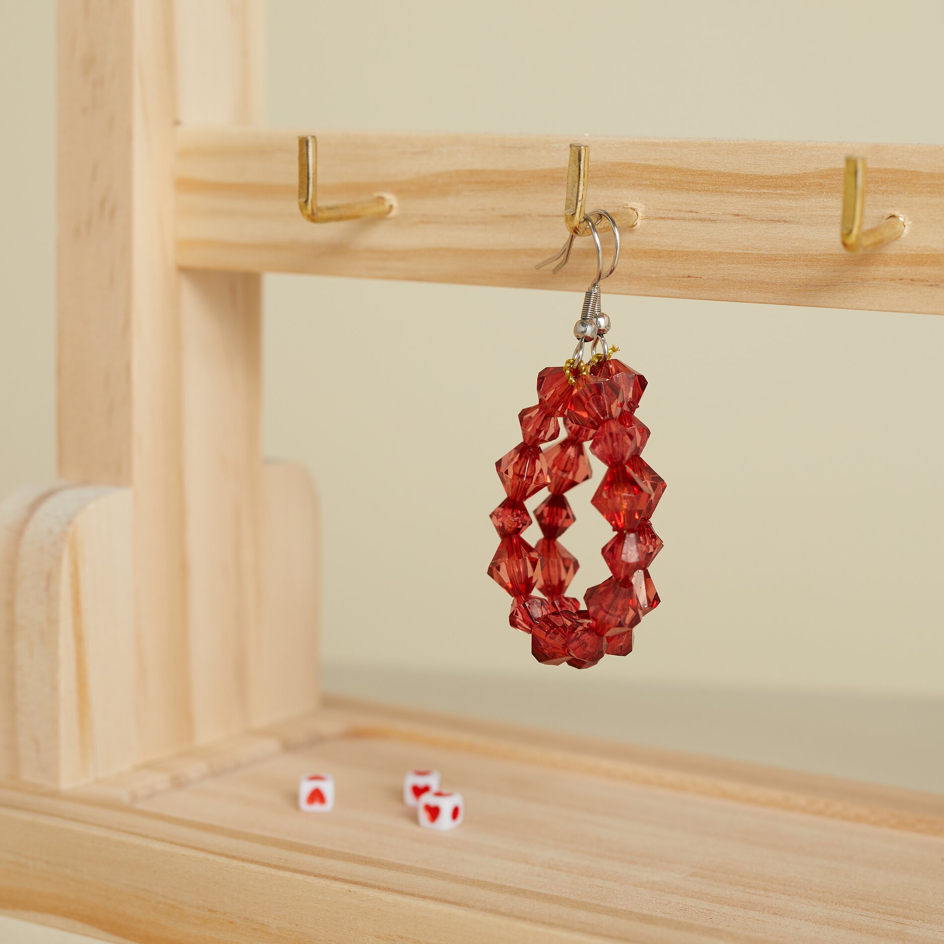 DIY Schmuck an praktischen Schmuckständern