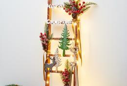 Holzleiter zu Weihnachten dekorieren