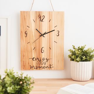 Uhr mit Brandmalerei