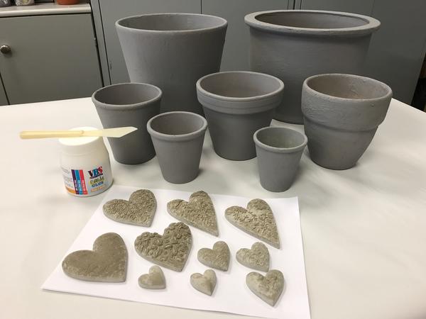 Terrakotta-Topf: Herzen entformen Betonherzen entformen aus der Gießform