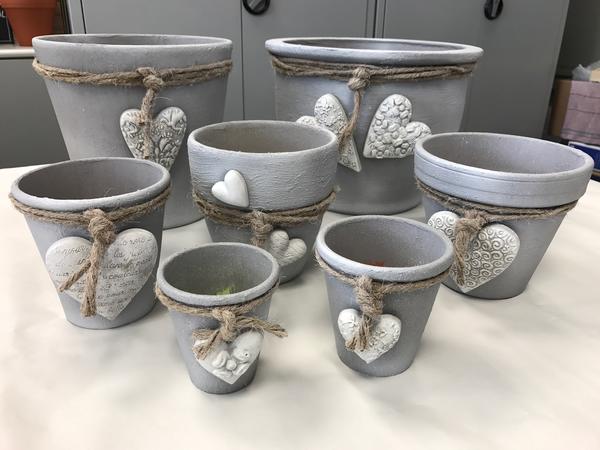 Terrakotta-Topf: Ergebnis Terrakotta-Töpfe mit Beton Style und Beton-Herzen