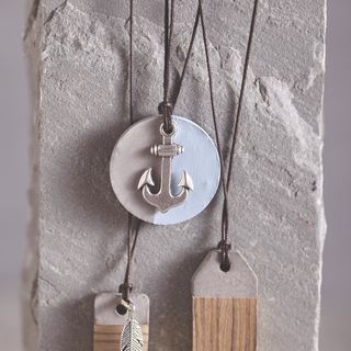 Stylische Anhänger aus Schmuck-Beton