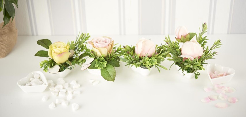Blumenarragements in Herzschalen