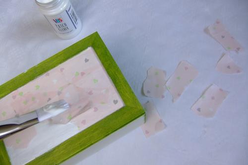 Schreibtischorganizer basteln - Decopatch-Papier auftragen