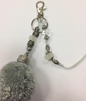 Schlüsselanhänger mit Perlen und Federn